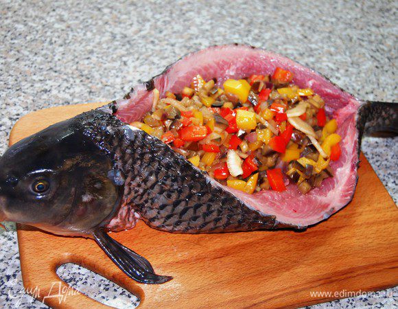 Нафаршировать карпа через спинку обжаренными овощами. 