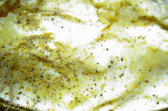 Взбиваем сливки до устойчивых пиков, отдельно взбиваем творожный сыр, а затем аккуратно соединяем их. Добавляем соль, молотый душистый перец, другие специи по вкусу, а так же чеснок, пропущенный через чесноковыжималку.