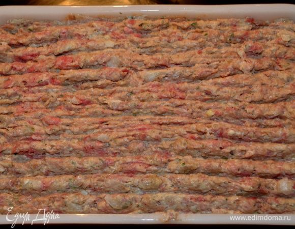 Выложим готовый фарш в большую прямоугольную форму для хлеба.Разровняем.Поставим в разогретую духовку на 15 мин.