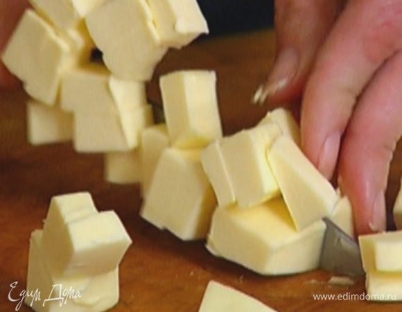 Нарезать 100 г предварительно охлажденного сливочного масла небольшими кусочками.