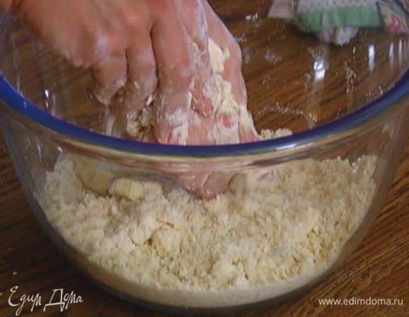 Соединить масло с мукой, 2 ст. ложками сахара, солью и растереть руками в крошку.