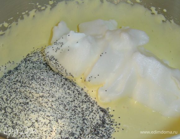 Первым делом готовим бисквит. Отделяем желтки от белков(4 яйца), желтки взбиваем с 50 г сахара на большой скорости миксера до воздушной белой массы. Отдельно взбиваем белки с 50 г сахара до устойчивых пиков. В третьей миске смешиваем муку, мак и 1 ч.л. ванильного сахара. К желткам в несколько приемов добавляем белки и сухую смесь, аккуратно перемешиваем, чтобы не осели белки, а затем постепенно добавляем растопленное сливочное масло, опять же аккуратно перемешиваем, но делаем это не долго, чтобы получилась воздушная масса.