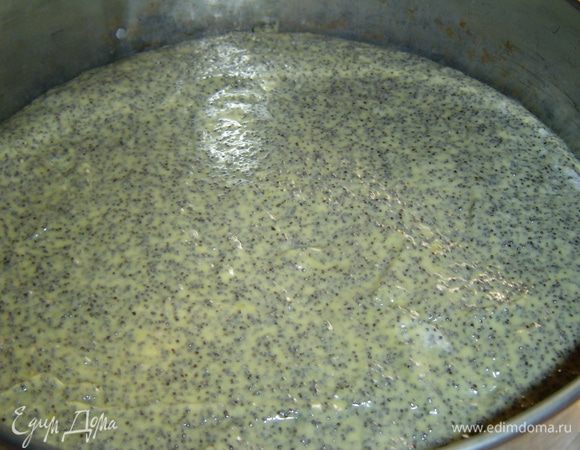 Форму застилаем пергаментной бумагой, выкладываем тесто и выпекаем при 180 гр. 40-45 минут.