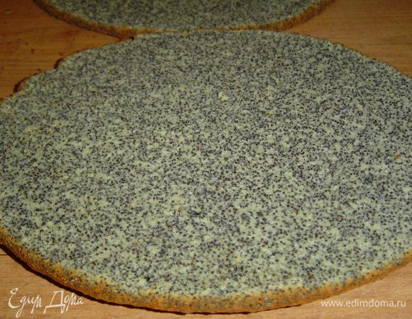 Готовому бисквиту даем остыть в форме, затем выкладываем и разрезаем по горизонтали на четыре коржа.