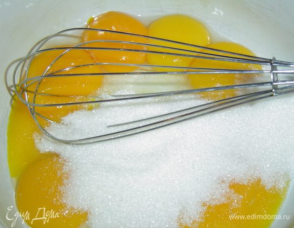 Вот пришло время для приготовления крема. Шесть желтков растираем со 110 гр. сахара, 1 ч.л. ванильного сахара до однородной массы.