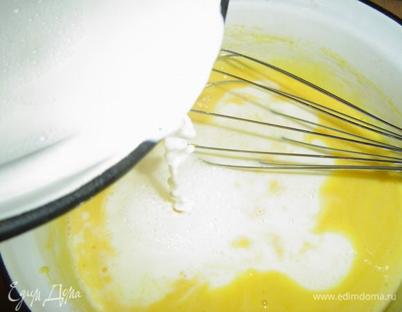 В кастрюльку наливаем 600 мл сливок(можно использовать молоко) и доводим до кипения. Как только сливки закипят, добавляем их тонкой струйкой к желткам, постоянно перемешивая венчиком, затем помещаем кастрюльку с желтками на медленный огонь, нагреваем, но даем закипеть, постоянно помешивая. Должна быть консистенция жидкой сметаны, сразу же убрать с плиты.