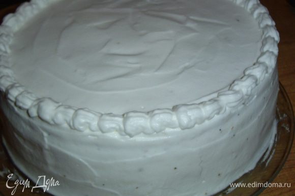 В это время взбиваем сливки 33% со 100 гр. сахара до стойких пиков, ими декорируем верх и бока торта.