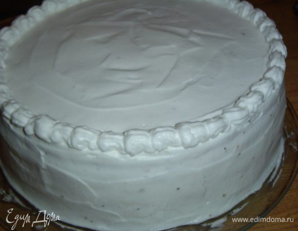 В это время взбиваем сливки 33% со 100 гр. сахара до стойких пиков, ими декорируем верх и бока торта.