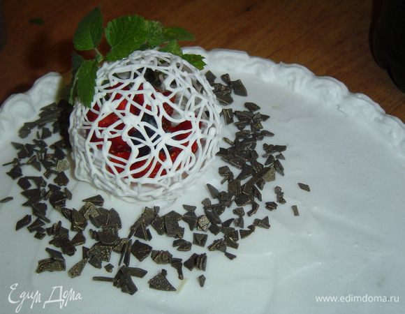 Украшаем торт стружкой белого и черного шоколада, ягодами, мятой и шариком из айсинга.