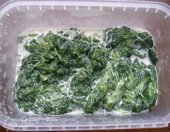 Шпинат бланшировать в течение 2-3 мин. в кипятке. Слить воду, шпинат подсушить с помощью бумажных полотенец. Смешать со сливками, посолить и поперчить.