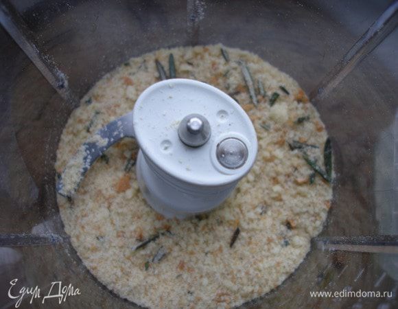 Черствый хлеб, розмарин, немного соли и перца измельчить в блендере, чтобы получились сухарики.