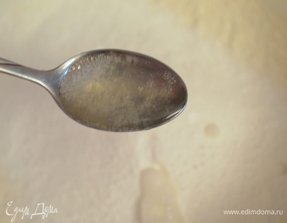 добавляем лимонный сок (сода сразу зашипит)