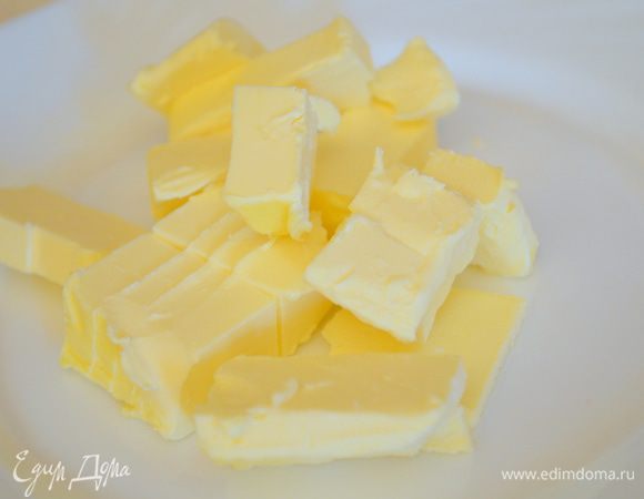 холодное сливочное масло режем на маленькие кубики