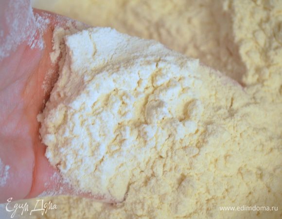 кладем масло в муку и руками его там растираем