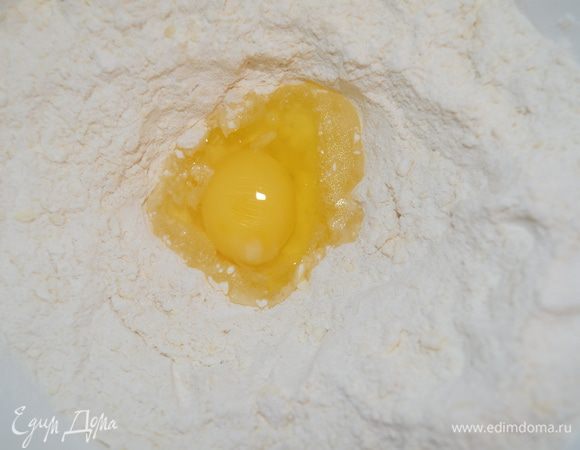 делаем в центре лунку, кладем туда яйцо