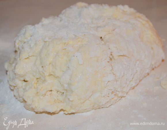 Замесить тесто, оно будет мягкое и нежное. Присыпаем его мукой и месим-месим, пока оно не перестанет липнуть к рукам и столу. 