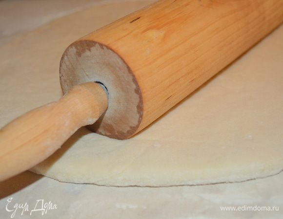 раскатываем его в пласт толщиной 1 см