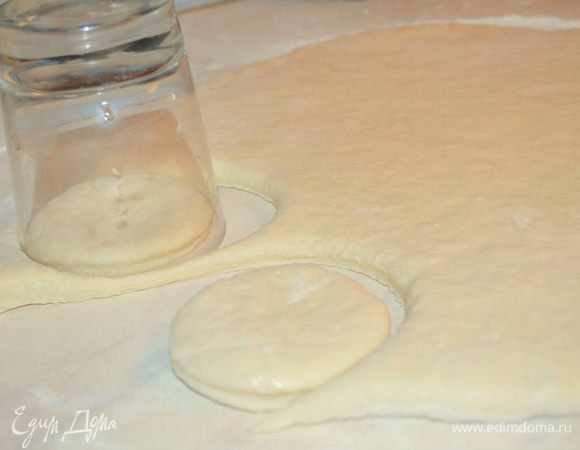 далее берем стакан и вырезаем кружочки (у меня он 7 см в диаметре). 