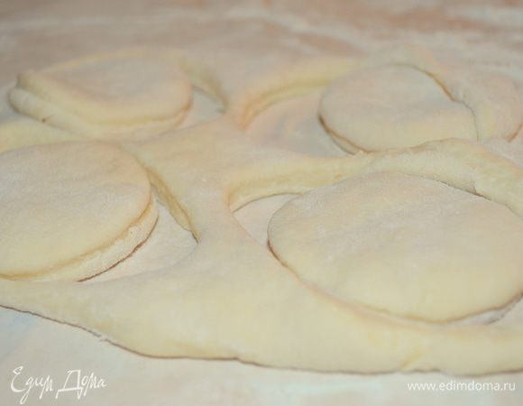 Остатки теста собираем и снова вырезаем. У меня ушло все тесто и получилось ровно 16 кружков, которые идеально вписались на 1 лист противня. 