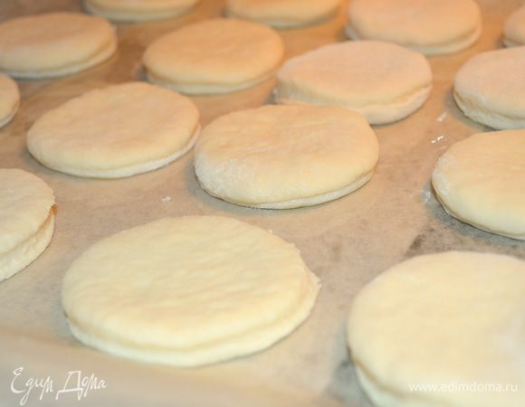 Противень застелить бумагой для выпечки, смазать ее растительным маслом и выложить заготовки на небольшом расстоянии друг от друга. Они при выпечки поднимутся, но вширь разойдутся не сильно. 