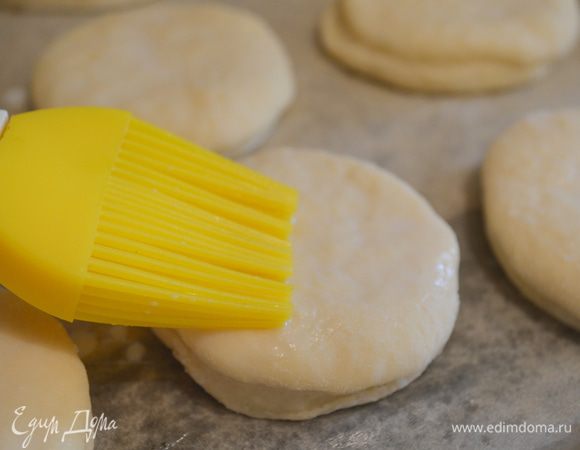 Смазать их молоком. Выпекать при 220 градусах 15-20 минут - до румяности! Всем приятного чаепития с этими лепешками!!