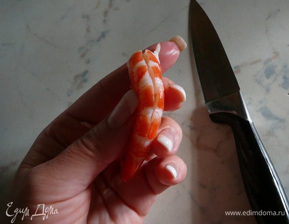 Острым ножом сделать надрез на спинке и аккуратно удалить ниточку кишечника.