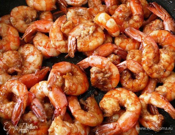 Добавить лимонный сок, соевый соус, сухое вино, выдавить зубчик чеснока и прогреть на слабом огне 5-7 минут.