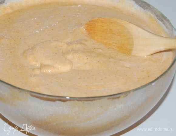 Отдельно взбить белки со стаканом сахара и щепоткой соли
Выкладываем взбитые белки в тыквенную смесь.
Смазать форму для выпекания растительным маслом и равномерно распределить смесь.
Выпекать при температуре 180 градусов 30-40 минут.