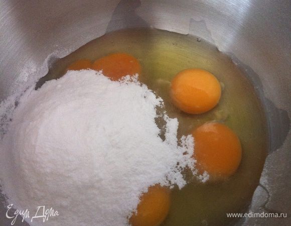 Поместить яйца и сахарную пудру в большую миску и взбить миксером на максимальной скорости, пока смесь не станет бледной и густой...