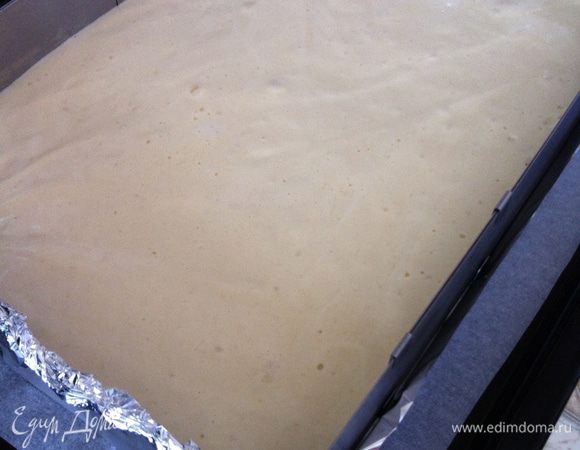 ...подготовить форму (у меня 23X33 см), выстелить пергаментом, смазать сливочным маслом. Переложить в форму смесь и понаклонять форму, чтобы смесь растеклась равномерно...