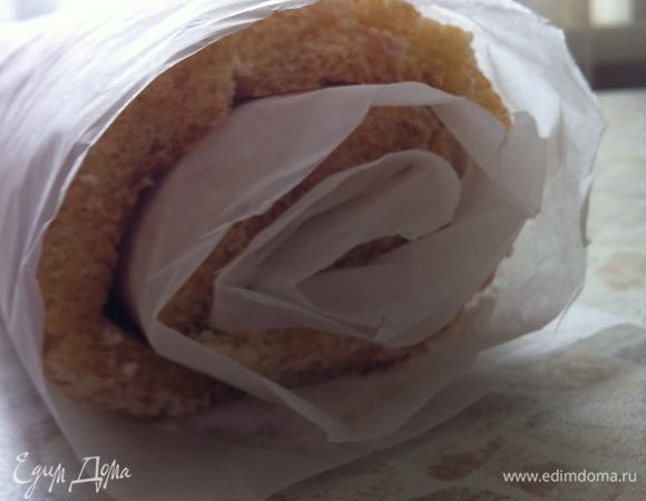 ...перевернуть бисквит на большой кусок пергамента, посыпанного сахарной пудрой, удалить выстилочную бумагу, свернуть бисквит вместе с пергаментом, дать полежать 2-3 минуты...