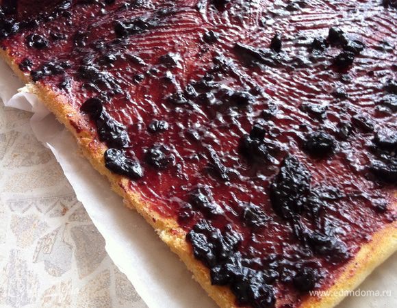 ...развернуть бисквит, удалить пергамент, намазать бисквит теплым джемом и снова свернуть...