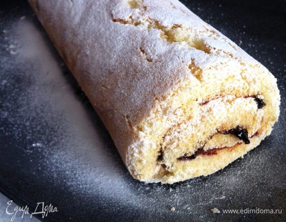 ...плотно завернуть в пергамент и оставить остывать. Развернуть, посыпать сахарной пудрой и наслаждаться вкусом!