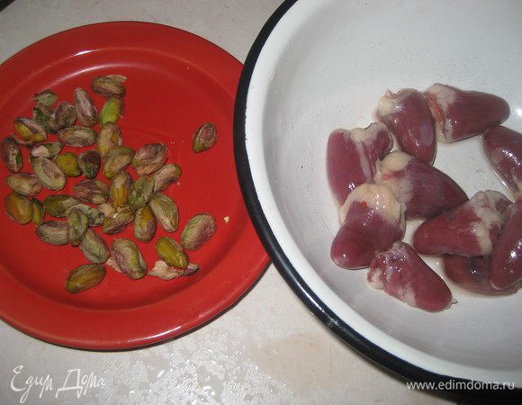 Куриные сердечки моем, хорошо очищаем. Фисташки чистим. Фаршируем сердечки - в каждое сердечко запихиваем 3-4 фисташки. на это уйдет примерно половина фисташек. Остальные крупно рубим.