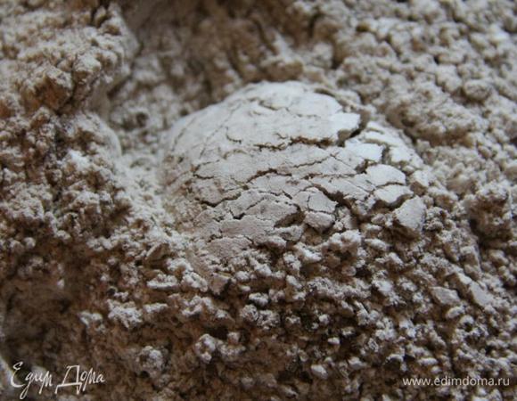 Просеять в миску муку с какао и разрыхлителем. Добавить кофе и перемешать.

