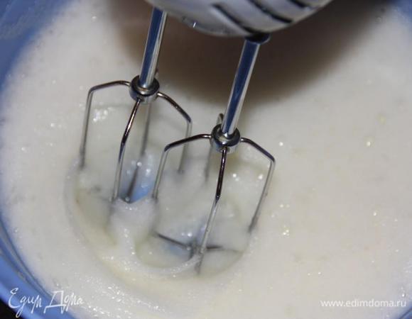 Белки отделить от желтков и взбить в крепкую пену.