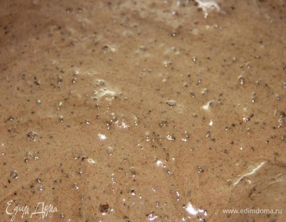 Желтки взбить с сахаром до получения пышной светлой массы. К желтковой массе подмешать мучную смесь и взбитые белки.