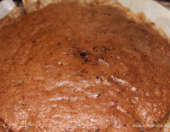 Тесто выложить в форму для выпекания, предварительно застеленную бумагой для выпечки «HomeQueen Corporation". Силиконовая пропитка, которой позволяет предохранить посуду от прилипания и пригорания выпечки. Теперь больше не нужно смазывать маслом форму!
Выпекать бисквит около 30 минут при температуре 160. Готовность выпечки проверить, проткнув ее деревянной шпажкой; тесто не должно к ней прилипать. Готовый бисквит вынуть из духовки и дать ему остыть, затем разделить на 3 коржа.
