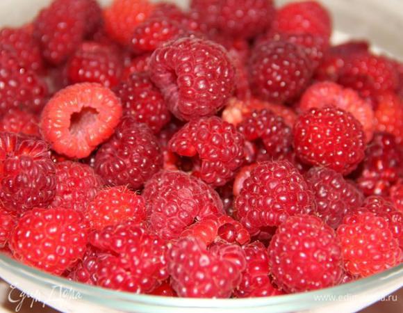 Малину очистить от плодоножек, вымыть  и обсушить.