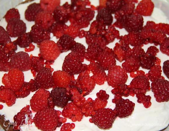 Бисквитный корж намазать кремом, поверх равномерно распределить ягоды, затем второй корж – крем  -  ягоды,  сверху накрываем третьим коржом.