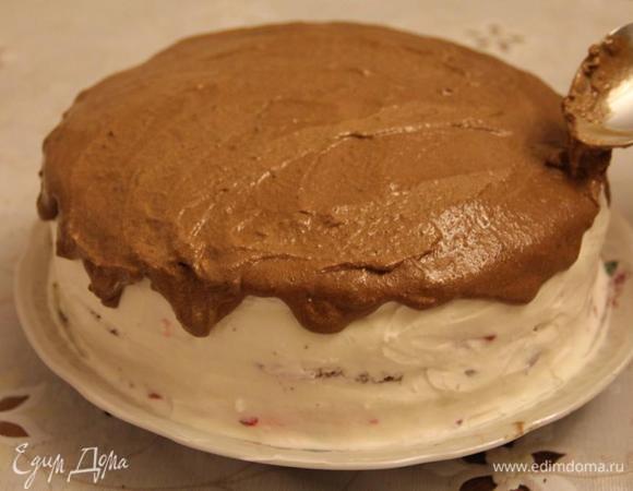Приготовить глазурь. Сахарную пудру смешать с  холодным кофе и перемешать. Поверхность торта покрыть глазурью. Поставить в холодильник на 1 час, чтобы глазурь затвердела.