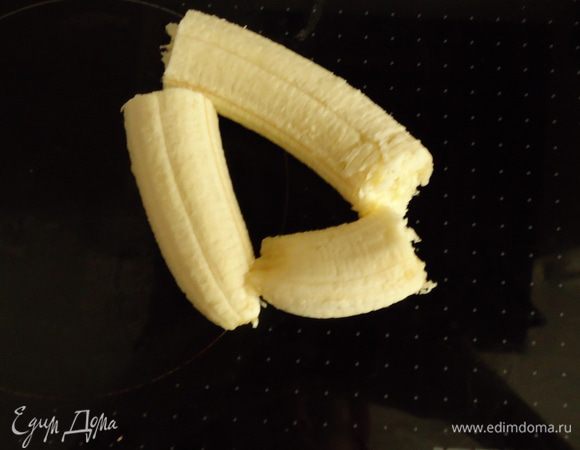 Очистить банан.