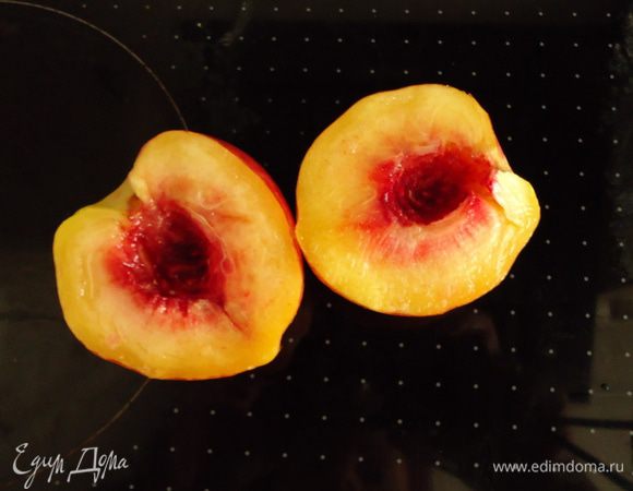 Удалить косточку нектарина.