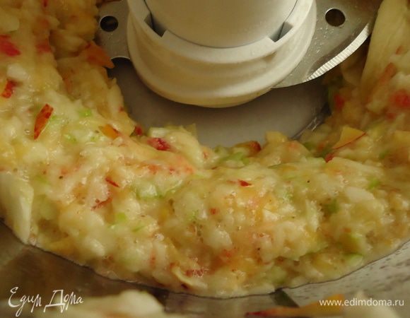 Измельчаем фрукты в комбайне, но не превращаем в пюре, вкусно, когда чувствуются кусочки фруктов :))