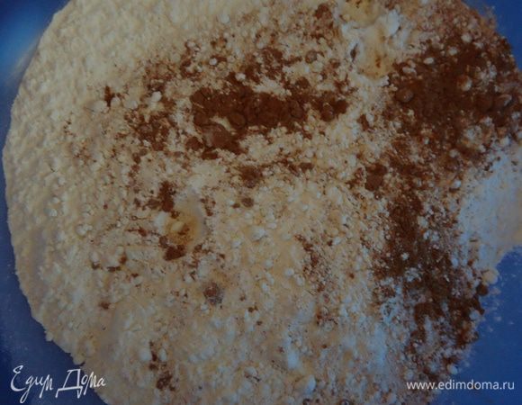 Смешиваем сухие ингридиенты: муку, разрыхлитель, соль, корицу, мускатный орех и ванильный сахар.