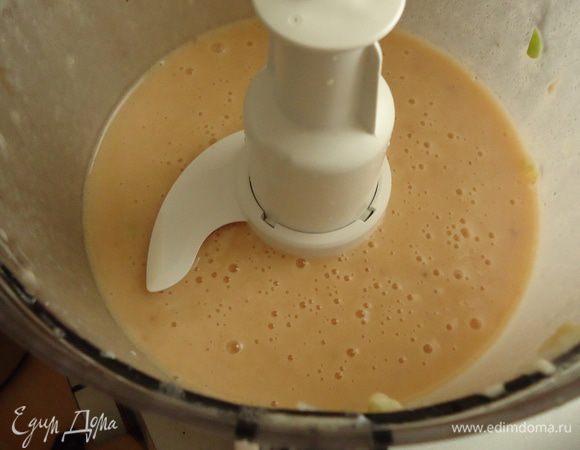 Взбиваем в комбайне сахар, масло, яйцо и йогурт. У меня получился красивый персиковый цвет за счет клубничного йогурта.