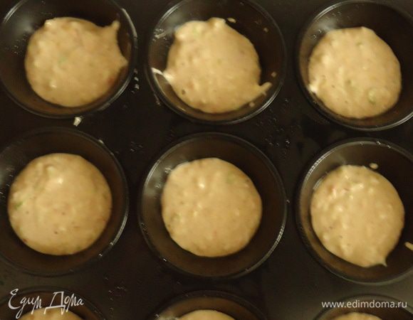 Наполняем формочки на треть...