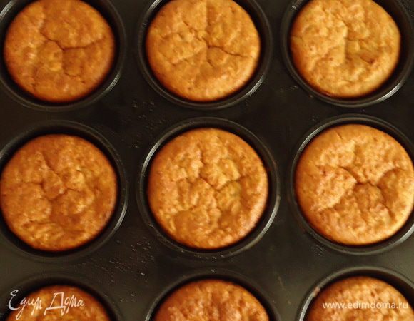 Маффины должны хорошо подрумяниться.