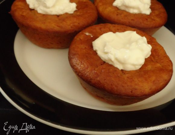 Охлаждаем, украшаем маскарпоне и вишенками=))