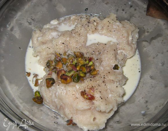 Куриные грудки перемалываем в фарш, лучше всего это делать кухонным комбайном, фарш должен быть однородным. Вместе с курицей перемалываем лук и чеснок. Добавляем сливки, рубленые фисташки, чуть мускатного ореха, соль, перец. Хорошо перемешиваем и оставляем на 30 минут.